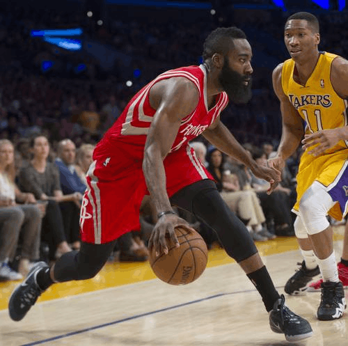 他在被肘击 他在被肘击